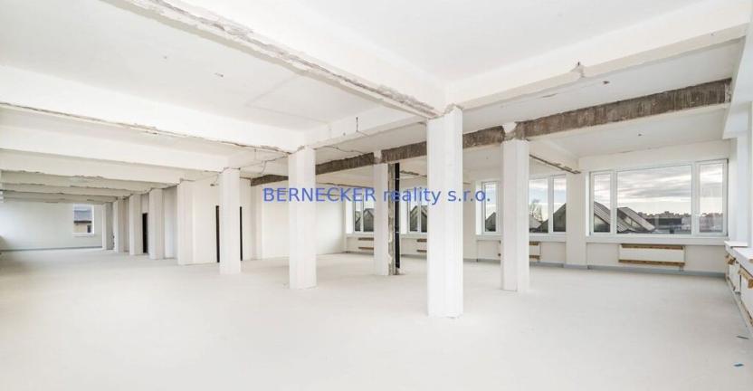 Prodej kanceláře, Hradec Králové - Kukleny, Pražská třída, 1600 m2