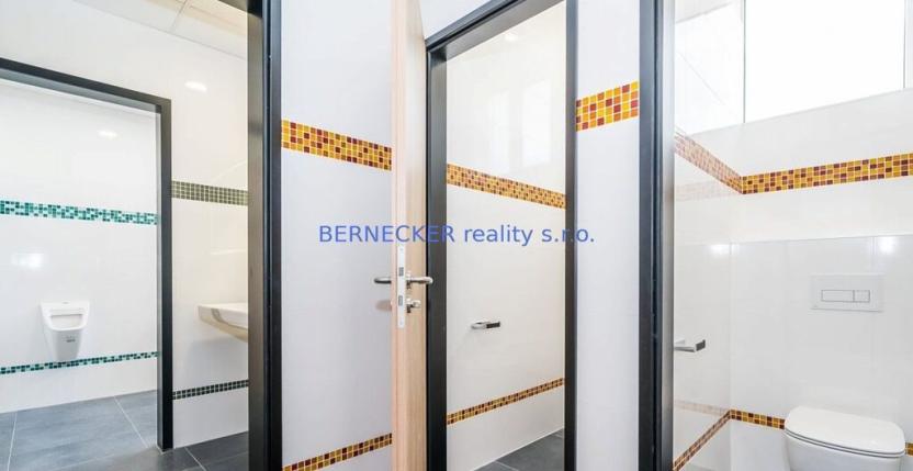 Prodej kanceláře, Hradec Králové - Kukleny, Pražská třída, 1600 m2