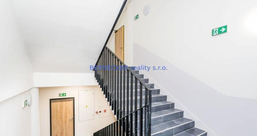 Prodej kanceláře, Hradec Králové - Kukleny, Pražská třída, 1600 m2