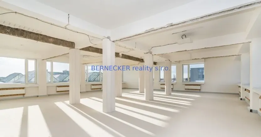 Prodej kanceláře, Hradec Králové - Kukleny, Pražská třída, 1600 m2