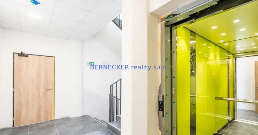 Prodej kanceláře, Hradec Králové - Kukleny, Pražská třída, 1600 m2