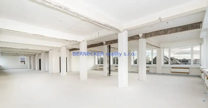 Prodej kanceláře, Hradec Králové - Kukleny, Pražská třída, 1600 m2