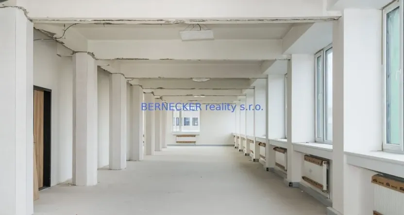 Prodej kanceláře, Hradec Králové - Kukleny, Pražská třída, 1600 m2