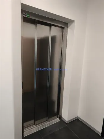 Prodej kanceláře, Hradec Králové - Kukleny, Pražská třída, 1600 m2