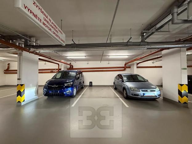 Pronájem garážového stání, Praha - Zličín, Sazovická, 15 m2