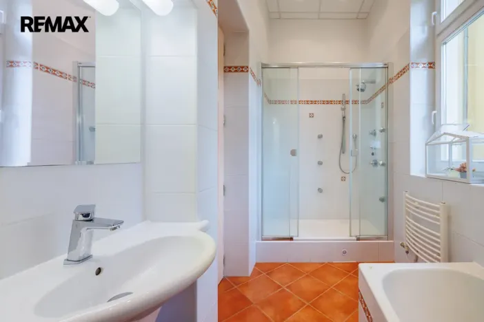 Pronájem bytu 4+1, Karlovy Vary, Jaltská, 108 m2