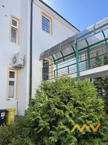 Pronájem kanceláře, Hradec Králové, Československé armády, 131 m2