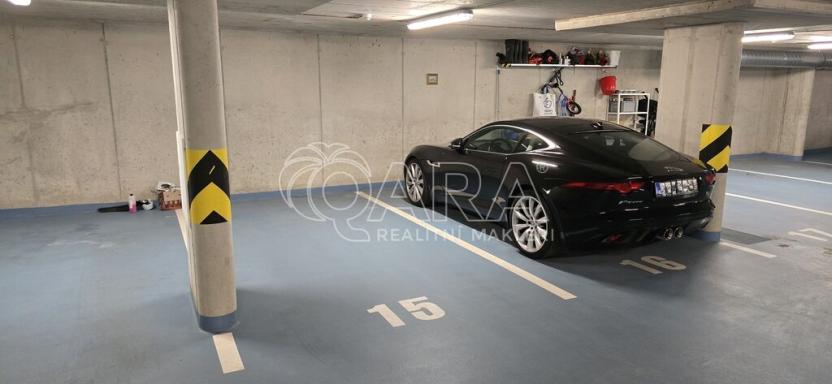 Pronájem garážového stání, Praha - Suchdol, Suchdolské náměstí, 15 m2