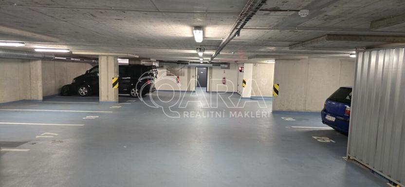 Pronájem garážového stání, Praha - Suchdol, Suchdolské náměstí, 15 m2