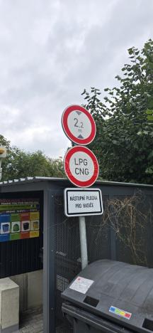 Pronájem garážového stání, Praha - Suchdol, Suchdolské náměstí, 15 m2