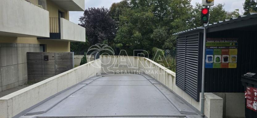 Pronájem garážového stání, Praha - Suchdol, Suchdolské náměstí, 15 m2