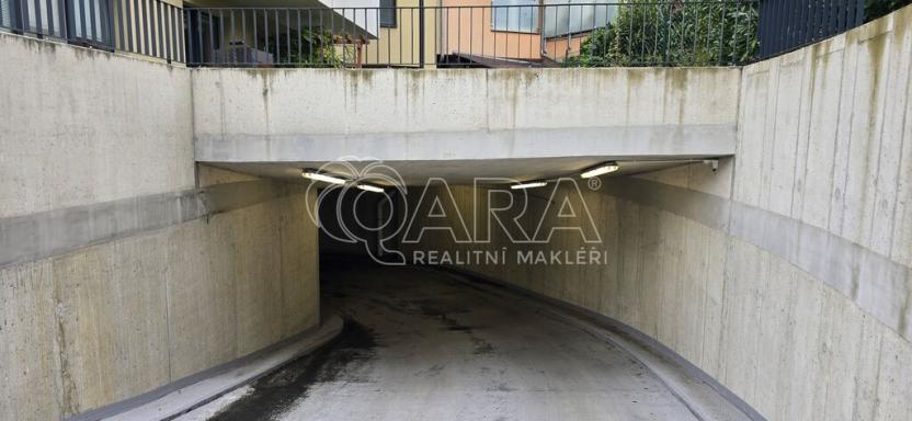 Pronájem garážového stání, Praha - Suchdol, Suchdolské náměstí, 15 m2