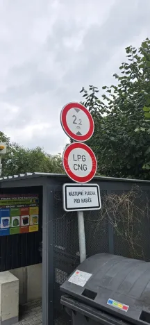 Pronájem garážového stání, Praha - Suchdol, Suchdolské náměstí, 15 m2