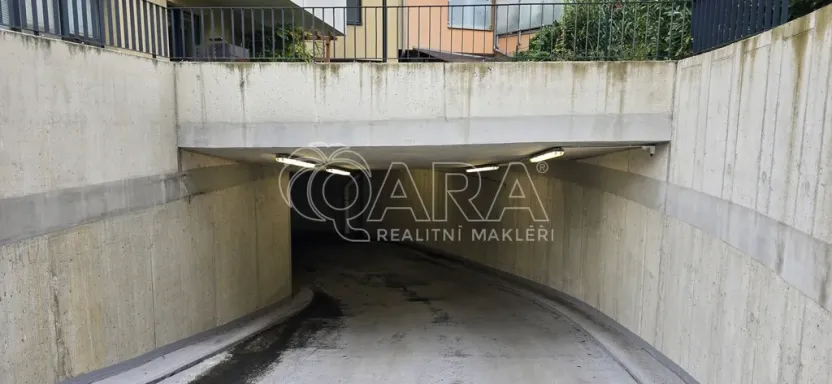 Pronájem garážového stání, Praha - Suchdol, Suchdolské náměstí, 15 m2