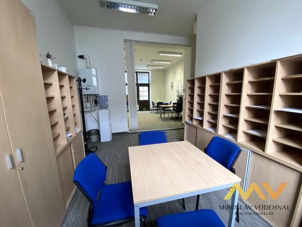 Pronájem kanceláře, Hradec Králové, Československé armády, 306 m2