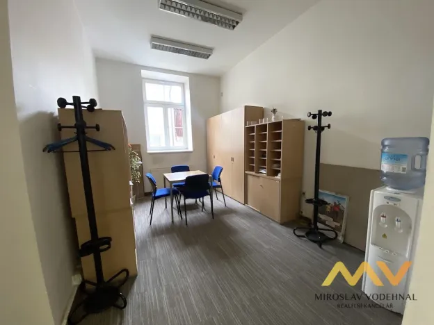 Pronájem kanceláře, Hradec Králové, Československé armády, 306 m2