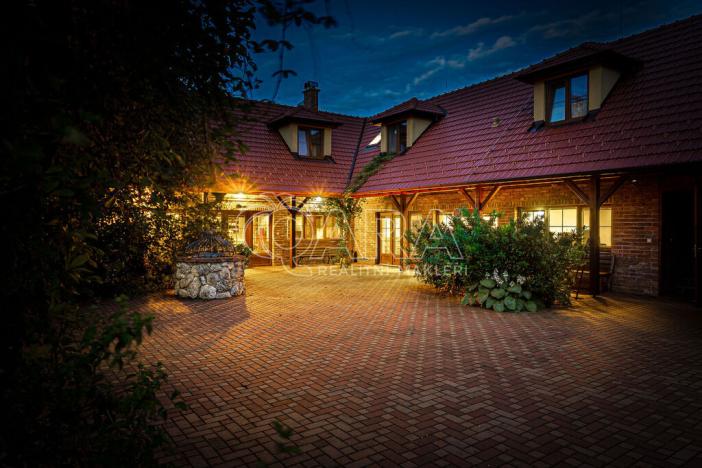 Prodej ubytování, Hlohovec, Na kopci, 1450 m2