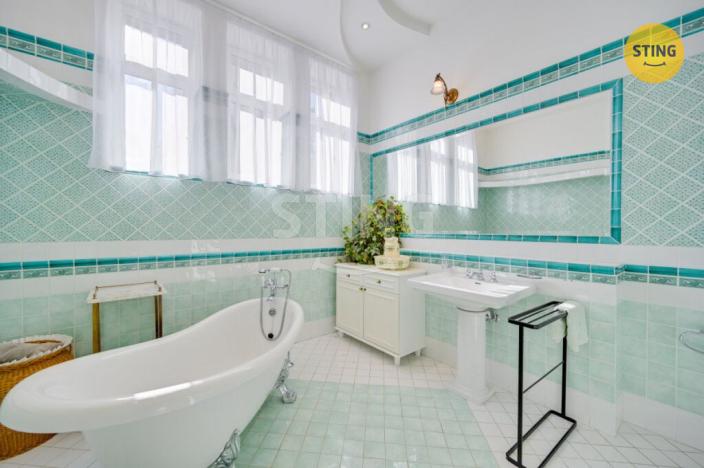 Prodej vily, Luže - Radim, 700 m2