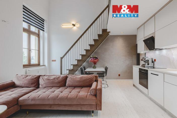 Prodej bytu 2+kk, Klatovy - Klatovy III, Husovo náměstí, 77 m2