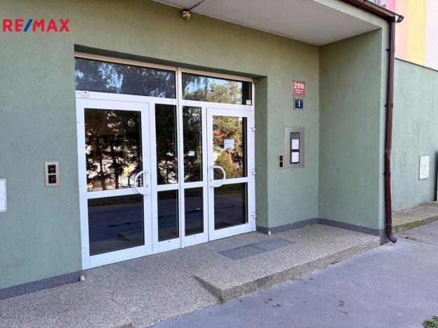 Pronájem bytu 3+1, Praha, Bramboříková, 66 m2