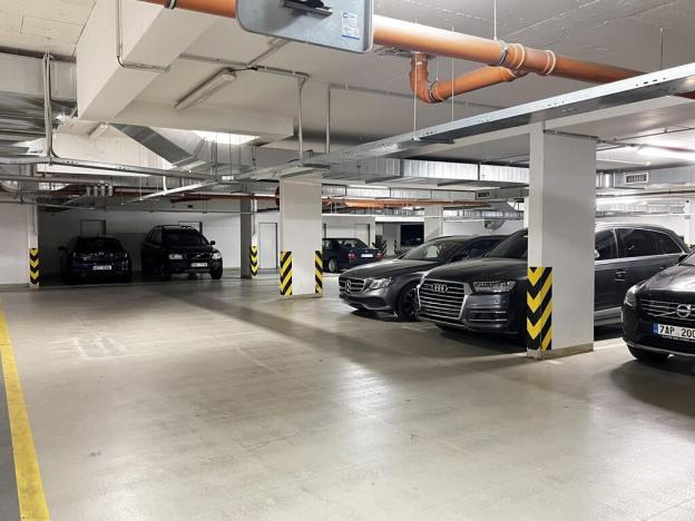 Prodej garážového stání, Praha - Dejvice, Heinemannova, 12 m2