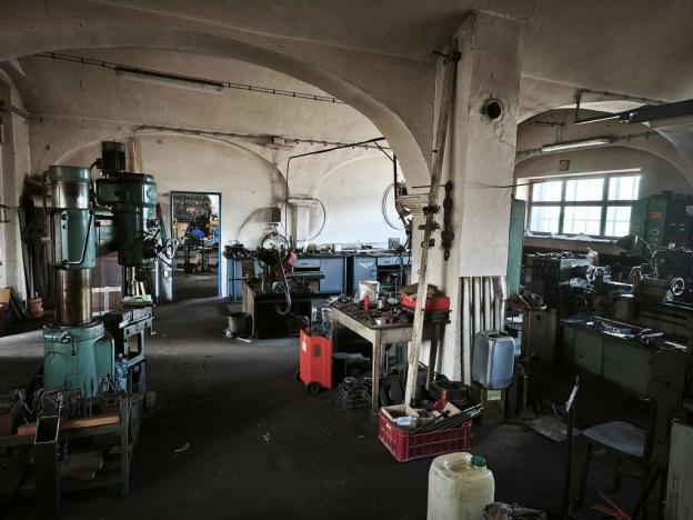 Pronájem skladu, Holovousy