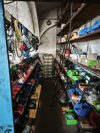 Pronájem skladu, Holovousy