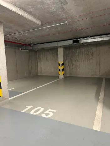 Pronájem garážového stání, Praha - Karlín, Thámova, 12 m2