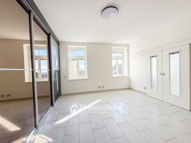 Prodej bytu 4+kk, Znojmo, U Brány, 95 m2