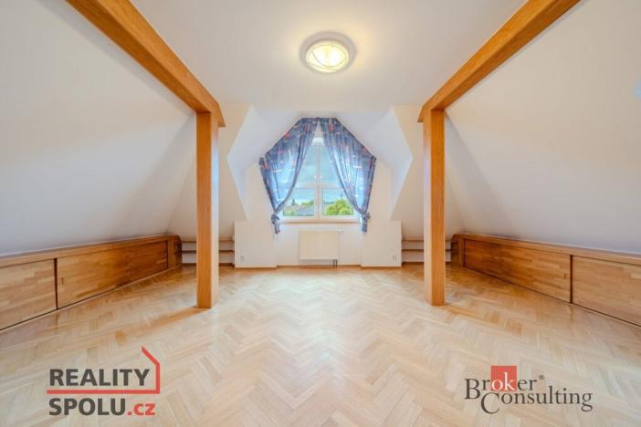 Pronájem vily, Dolní Břežany, V Zahradách, 369 m2