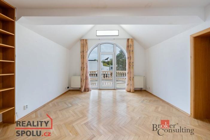 Pronájem vily, Dolní Břežany, V Zahradách, 369 m2