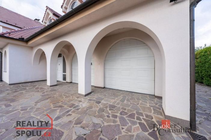 Pronájem vily, Dolní Břežany, V Zahradách, 369 m2