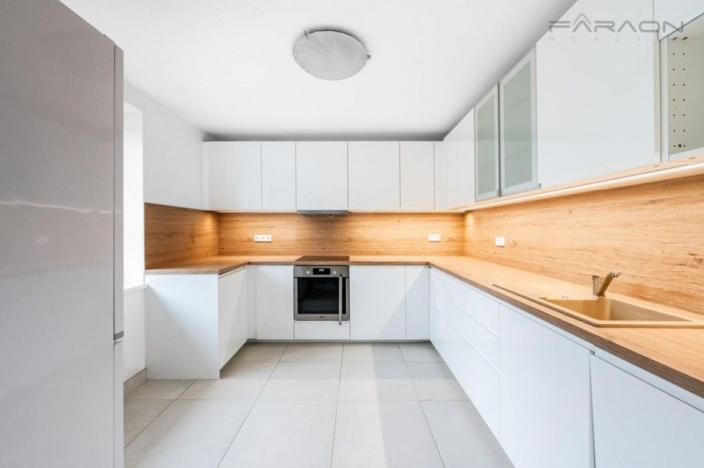 Pronájem kanceláře, Průhonice, Sadová, 350 m2