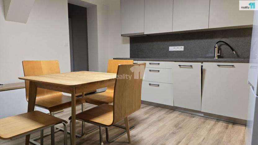 Pronájem bytu 2+kk, Praha - Bubeneč, Korunovační, 40 m2