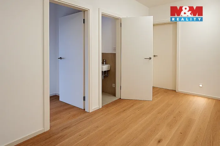 Prodej bytu 4+kk, Praha - Holyně, náměstí Pod lípou, 128 m2