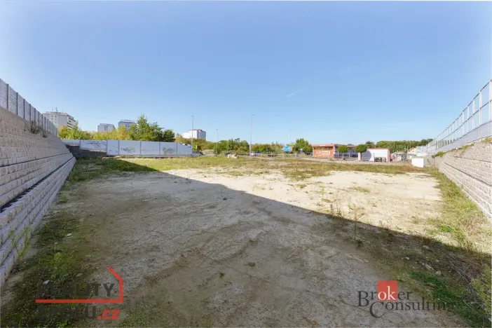 Pronájem komerčního pozemku, Mělník, 1708 m2