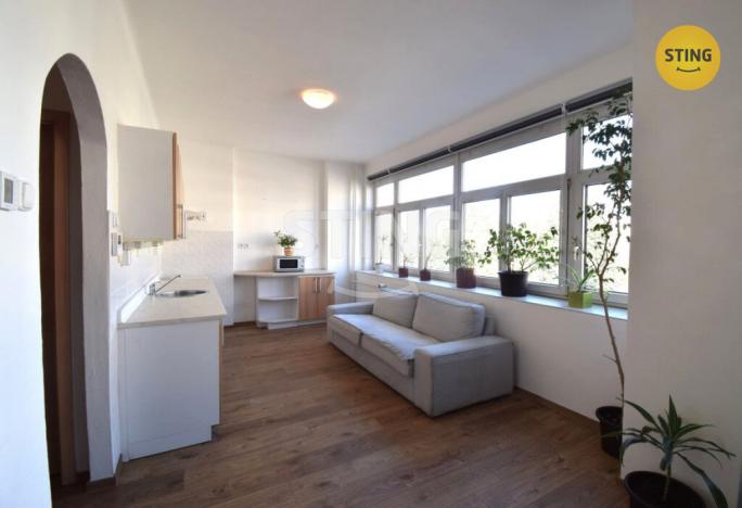 Pronájem kanceláře, Zlín, třída Tomáše Bati, 108 m2