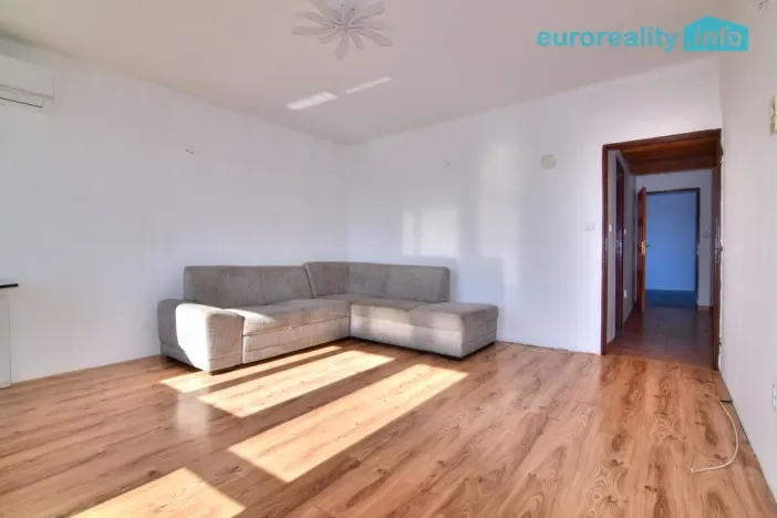 Prodej bytu 3+1, Veselice, 70 m2