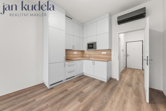 Pronájem bytu 1+kk, Brno, Komárovská, 28 m2