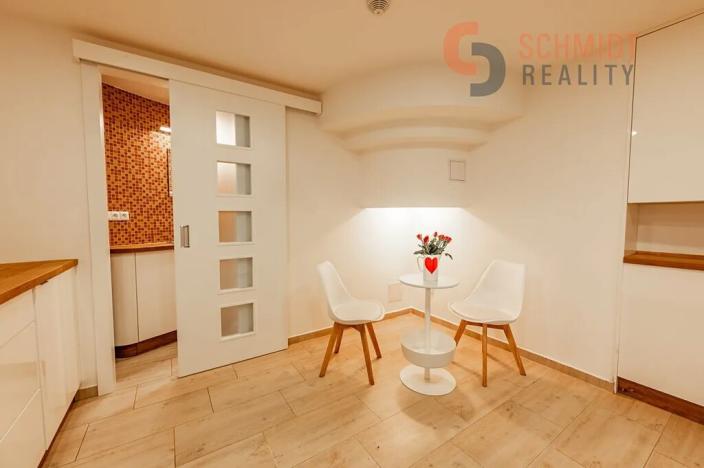 Pronájem kanceláře, Mikulov, Náměstí, 19 m2