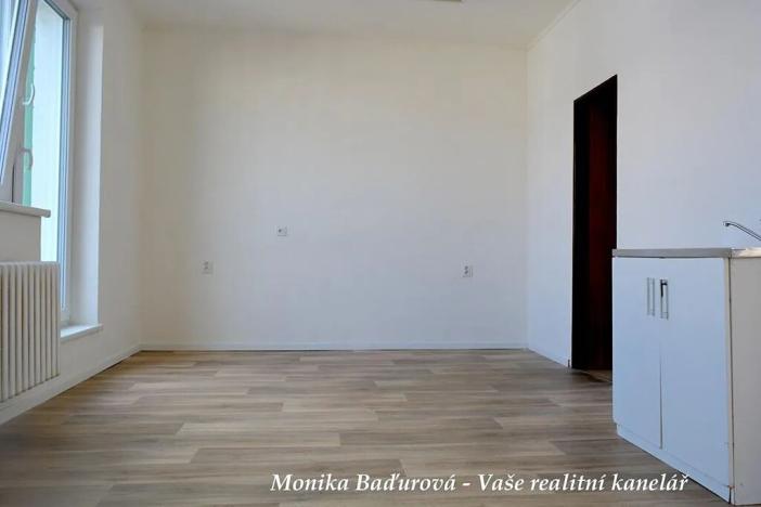 Pronájem kanceláře, Zlín, Sadová, 33 m2