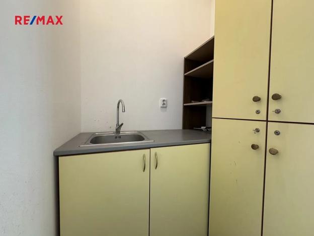 Pronájem obchodního prostoru, Hradec Králové, třída Edvarda Beneše, 220 m2