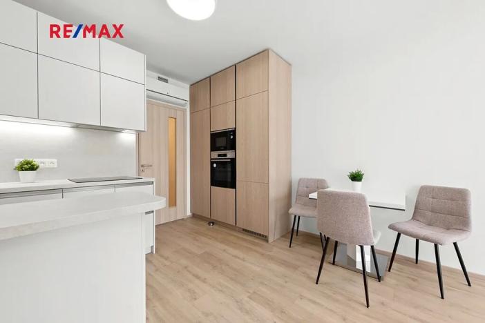Pronájem bytu 1+kk, Praha - Žižkov, Šrámkové, 36 m2