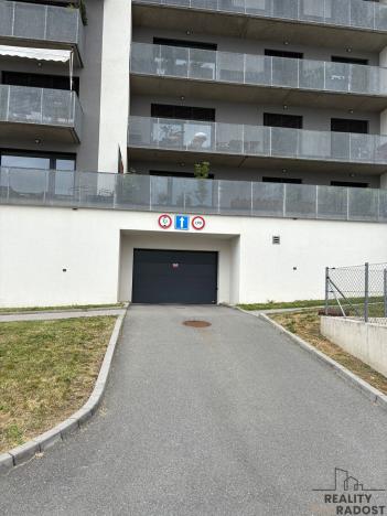 Pronájem garážového stání, Brno - Sadová, Kumpoštova, 4465 m2