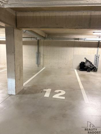 Pronájem garážového stání, Brno - Sadová, Kumpoštova, 4465 m2
