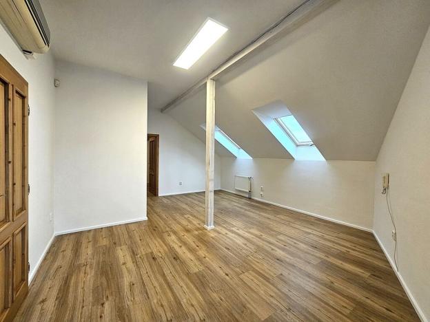Pronájem kanceláře, Praha, Vinopalnická, 104 m2