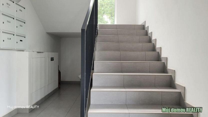 Prodej bytu 1+kk, Praha - Uhříněves, Bečovská, 32 m2