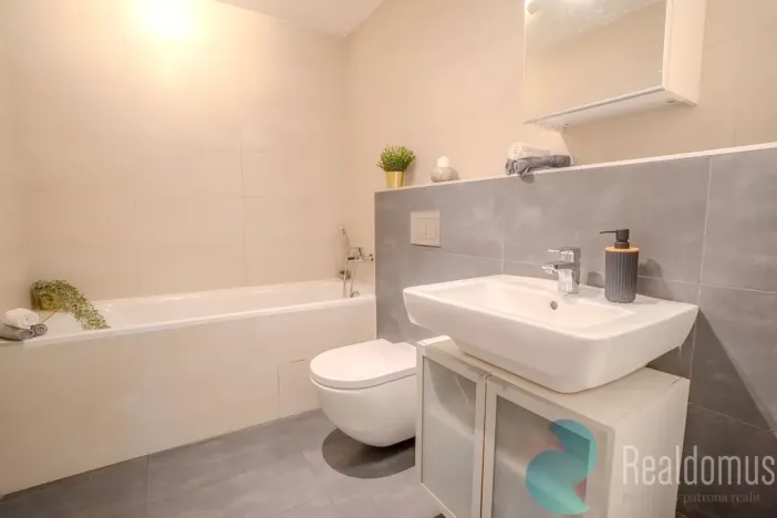 Prodej bytu 2+kk, Praha, Zvěřinova, 60 m2