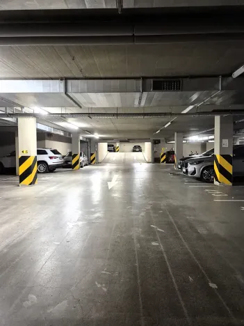 Pronájem garážového stání, Praha - Vinohrady, Korunní, 13 m2