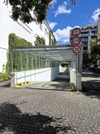 Pronájem garážového stání, Praha - Vinohrady, Korunní, 13 m2